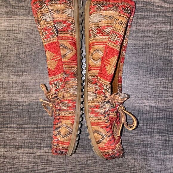 Minnetonka Shoes Minnetonka Baja Aztec Tapestry Womens Red Moccasin Leather Lace - Picture 3 of 8
